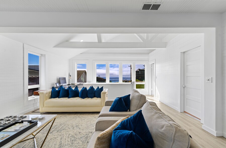 More Photos Of 267 W Sixth St, Port Orford Storefront Retail Residential For Sale