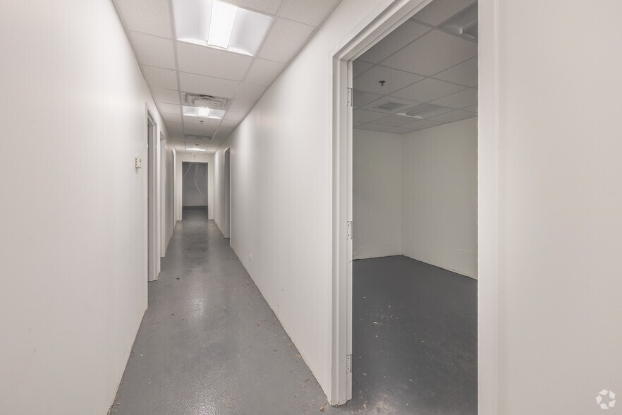 More Photos Of 740 Schneider Dr, South Elgin Manufacturing For Sale