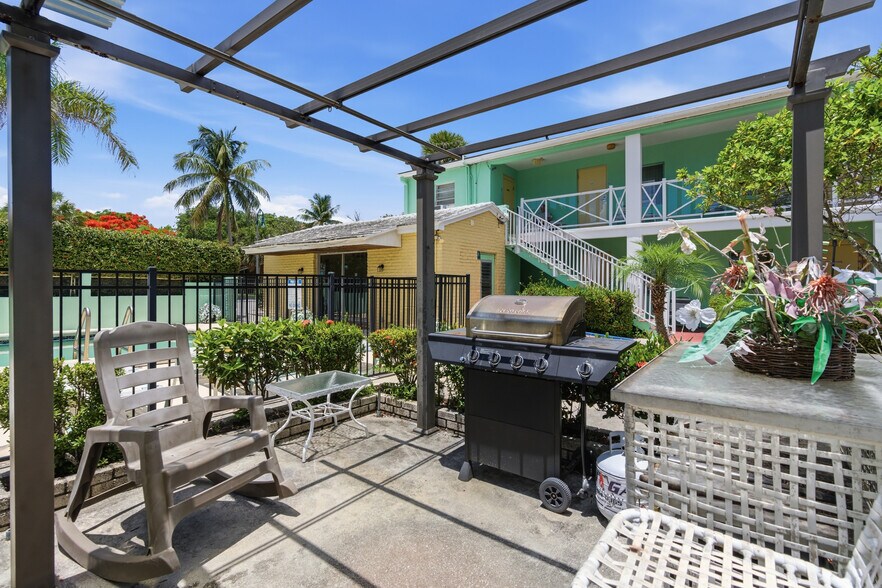 More Photos Of 320 N Federal Hwy, Lake Worth Hotel For Sale