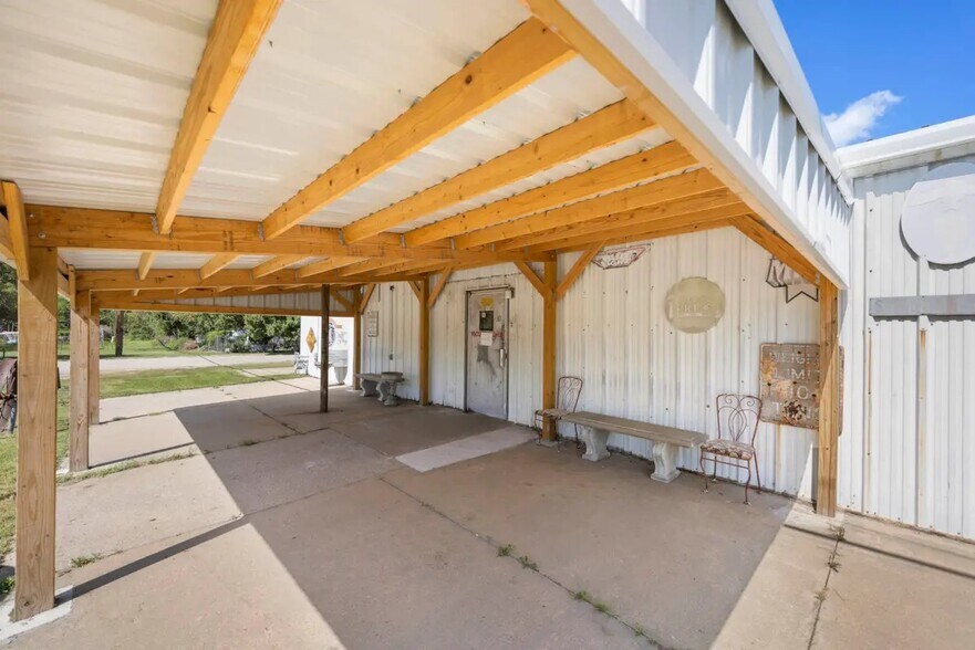 More Photos Of 2106 E 4th Ave, Hutchinson Storefront For Sale