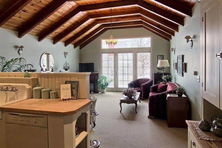 More Photos Of 230 Wellington St, Traverse City Hospitality For Sale