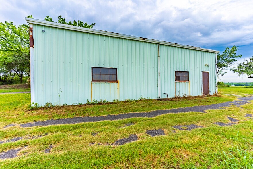 More Photos Of 1021 Grove st, Kaufman Warehouse For Sale