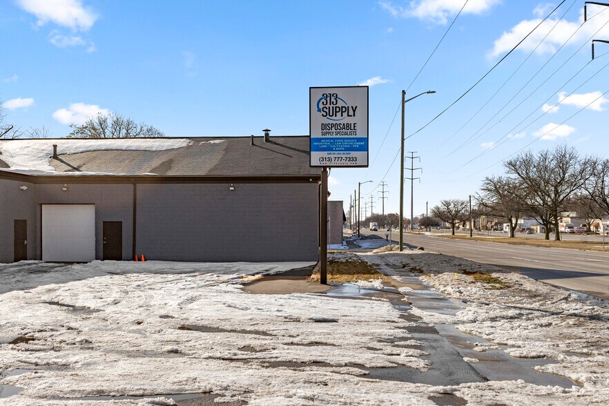 More Photos Of 26289 W Eight Mile Rd, Redford Township Manufacturing For Lease