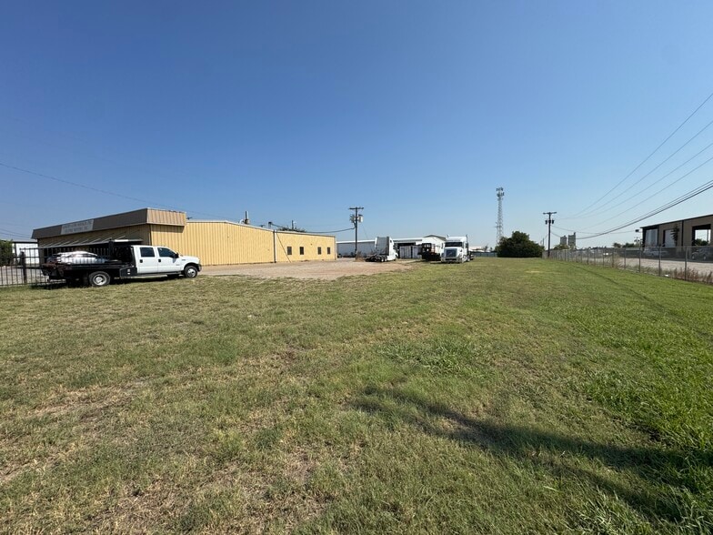 More Photos Of 1600 S Interstate Highway 45, Hutchins Distribution For Sale
