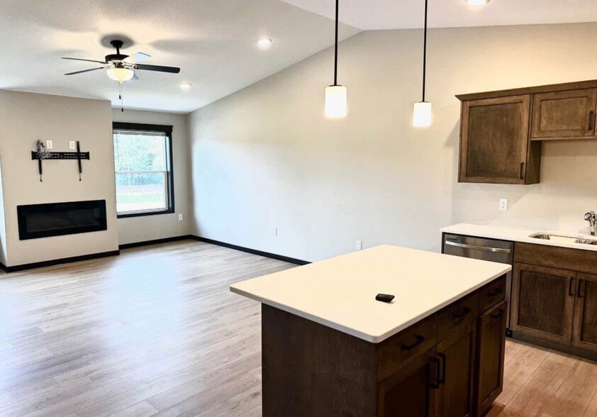 More Photos Of 725 Glacier Dr, Altoona Apartments For Sale