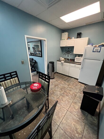 More Photos Of 6881 Kingspointe Pky, Orlando Flex For Lease