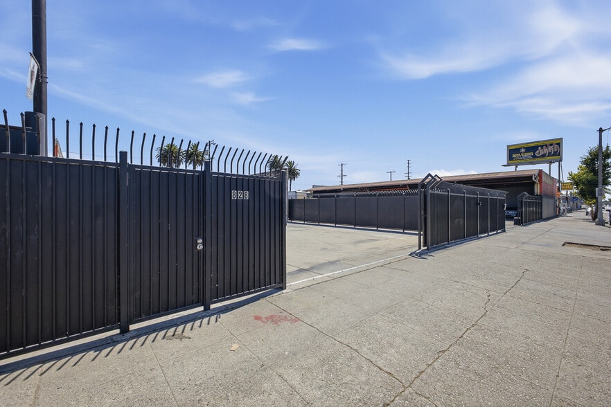More Photos Of 818-828 E Manchester Ave, Los Angeles Warehouse For Sale