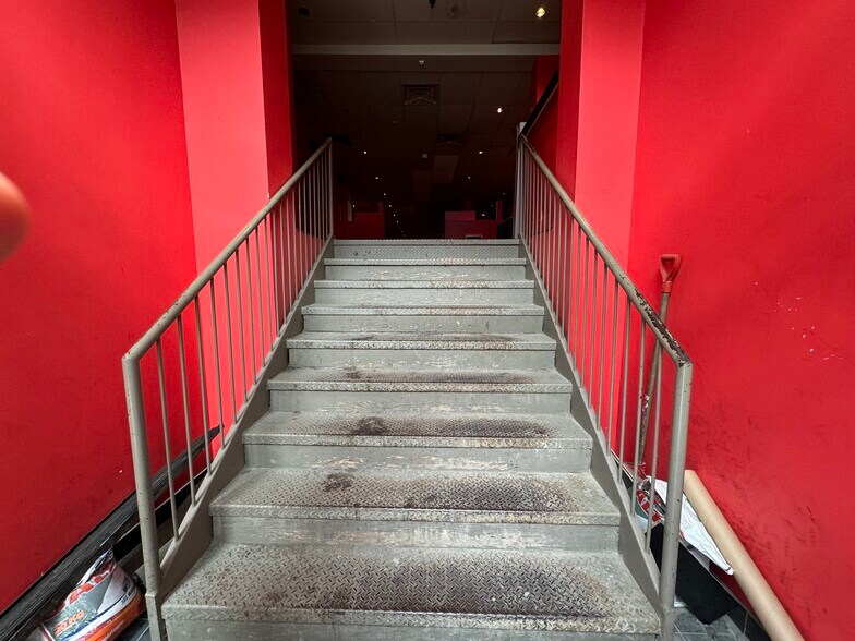More Photos Of 1055 Boul Saint-Laurent, Montréal General Retail For Lease