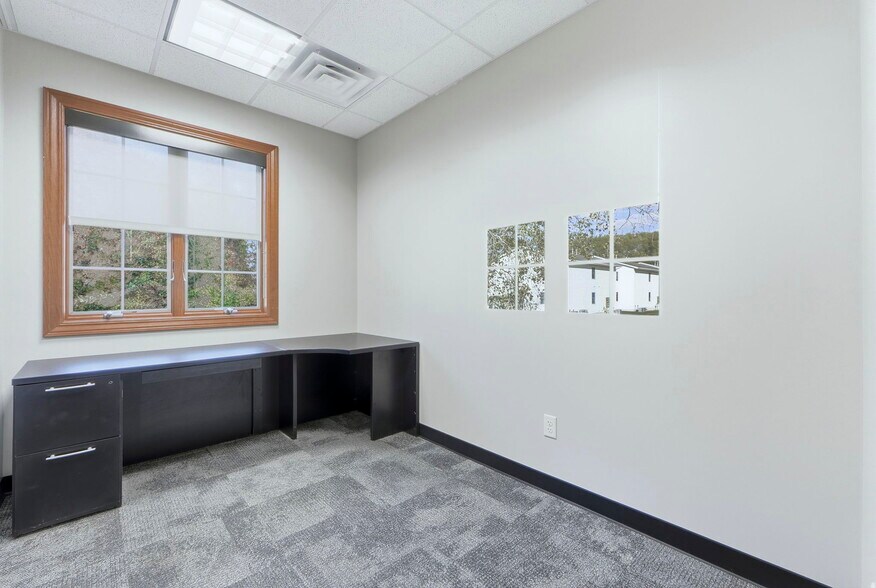 More Photos Of 2150 N Pointe Dr, Warsaw Office For Lease