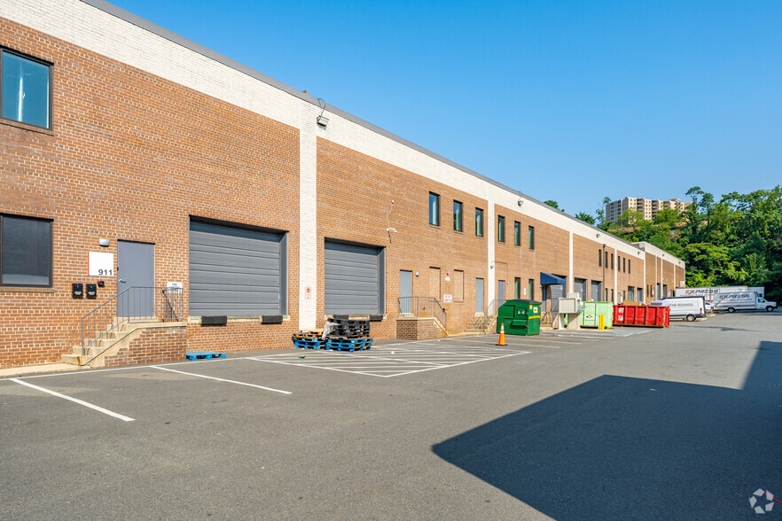 More Photos Of 901-929 S Pickett St, Alexandria Unknown For Lease