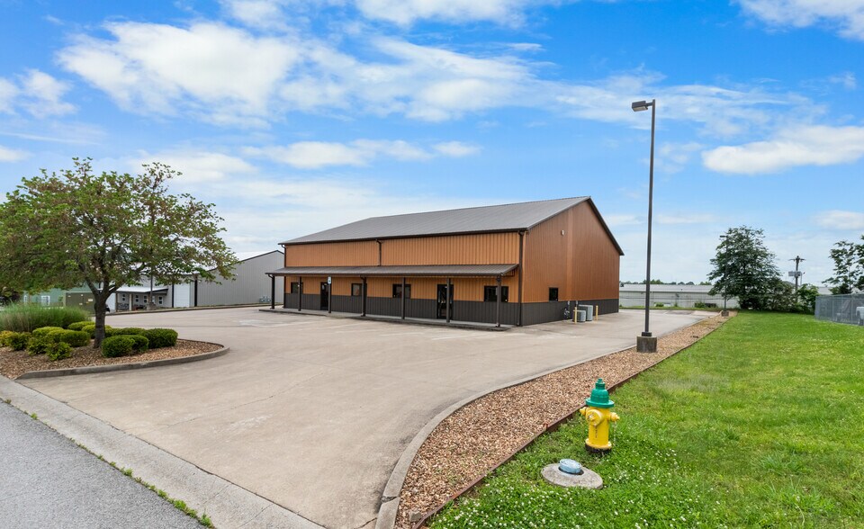 More Photos Of 219 Industrial Dr, Clarksville Warehouse For Lease