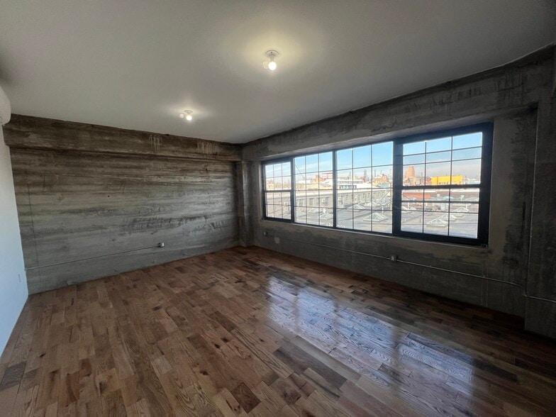 More Photos Of 310 Meserole St, Brooklyn Flex For Lease