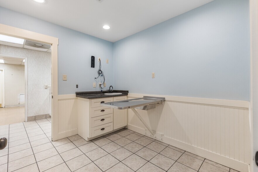 More Photos Of 825 N Crockett St, Sherman Office For Sale