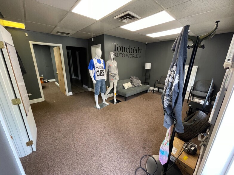 More Photos Of 640 Long Rd, Pittsburgh Light Distribution For Sale