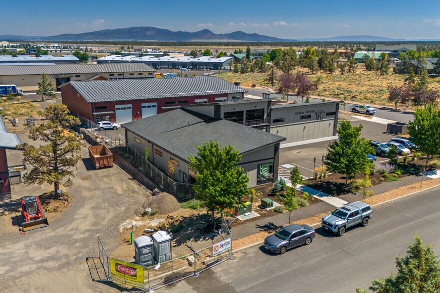More Photos Of 565 SW Tamarack Ct, Redmond Warehouse For Lease