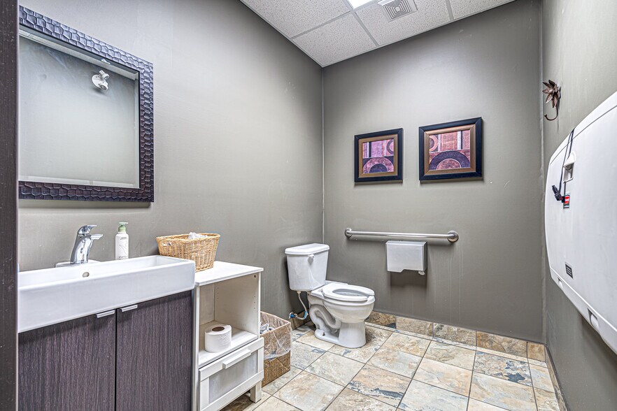 More Photos Of 2602 50 Av, Lloydminster Showroom For Sale