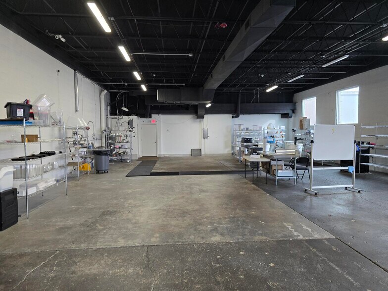 More Photos Of 8030 N Lawndale Ave, Skokie Warehouse For Sale