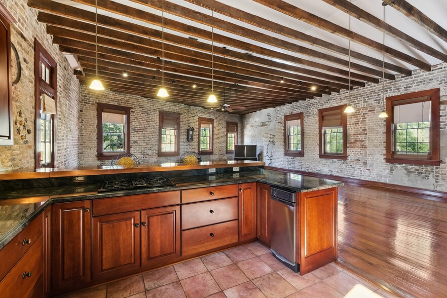 More Photos Of 920 - 926 Tchoupitoulas St, New Orleans Light Distribution For Sale