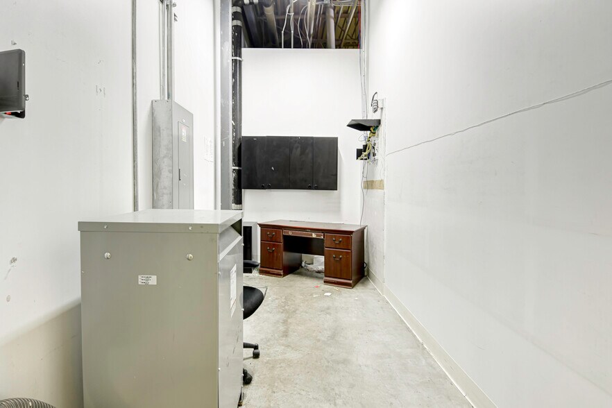 More Photos Of 14710 W Colfax Ave, Lakewood Freestanding For Lease