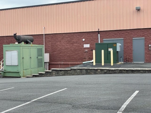 More Photos Of 211 Lake Dr, Newark Flex For Sale