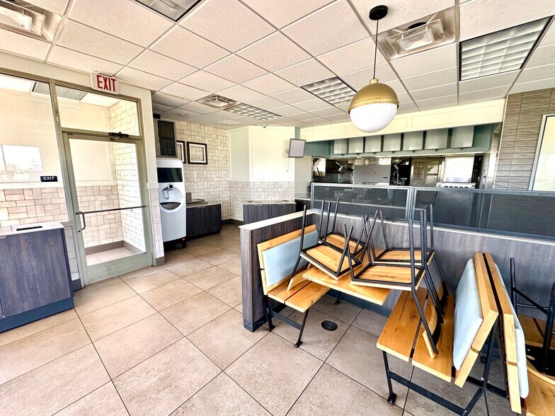 More Photos Of 1209 Broadway Ave E, Mattoon Fast Food For Lease