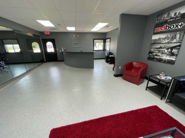 More Photos Of 170 W Circle Dr, Saint Charles Manufacturing For Lease