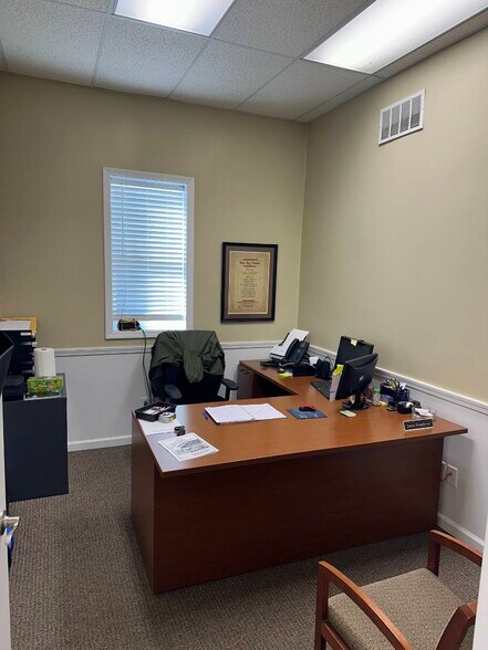 More Photos Of 818 E Wood St, Paris Office For Lease