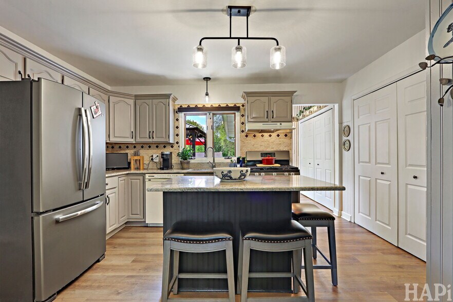 More Photos Of 4403 S Roberts Rd, Island Lake Veterinarian Kennel For Sale