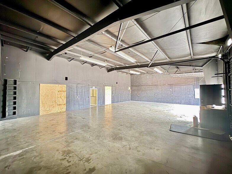 More Photos Of 5411 Brookglen Dr, Houston Warehouse For Lease