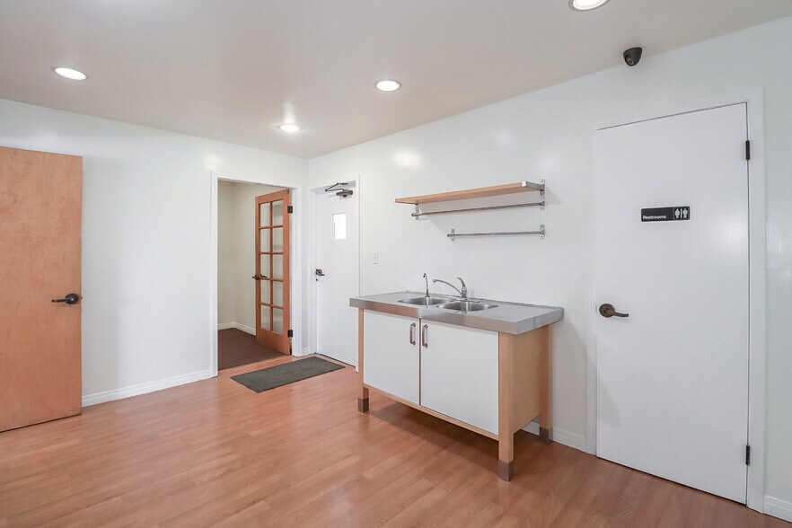 More Photos Of 7340 Fulton Ave, North Hollywood Manufacturing For Lease