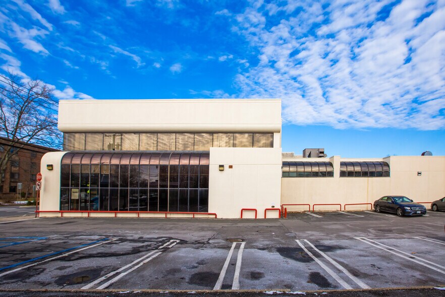 More Photos Of 683 Middle Neck Rd, Great Neck General Retail For Sale