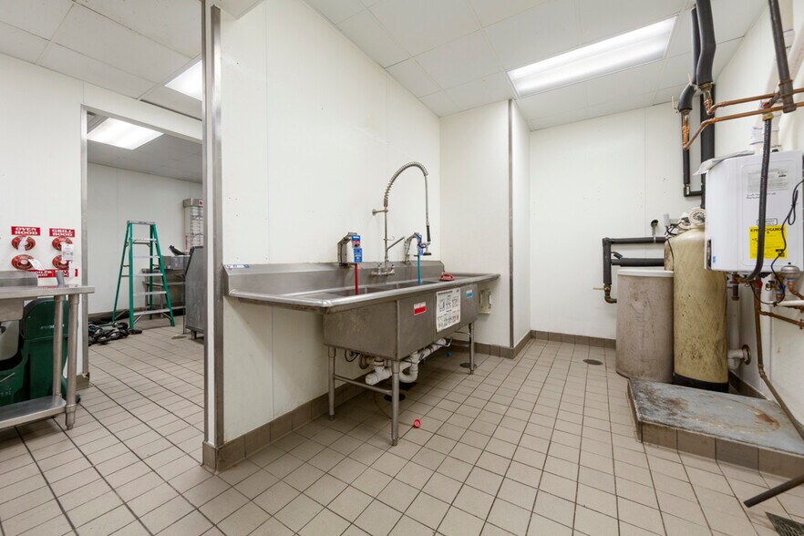 More Photos Of 101 W Lind St, Mankato Fast Food For Sale