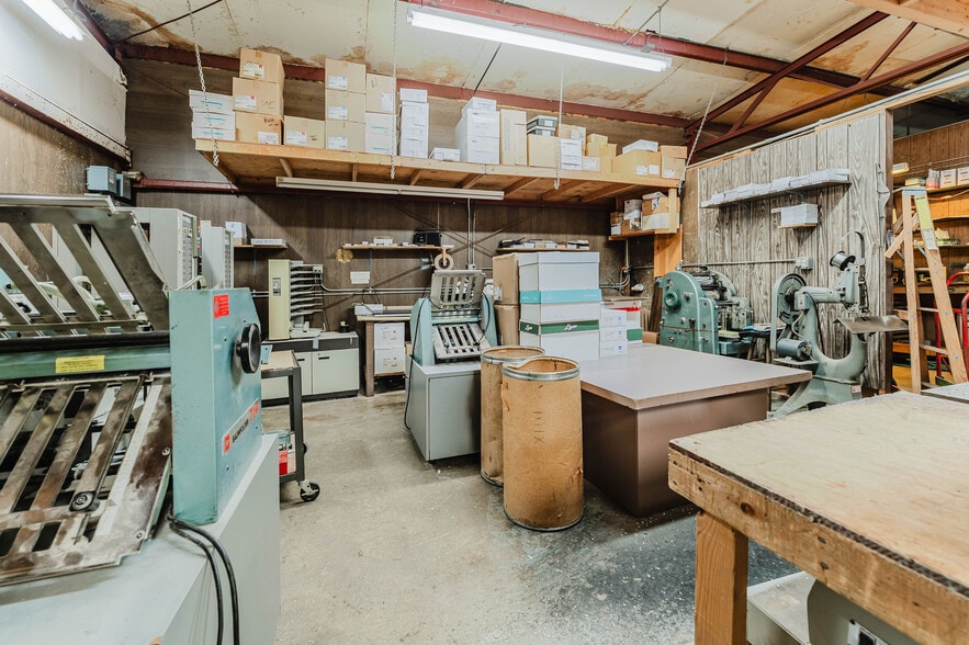 More Photos Of 526 W 11th Ave, Oshkosh Office For Sale