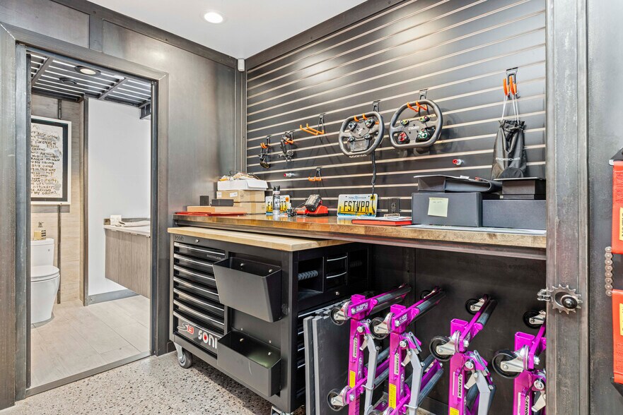 More Photos Of 135 W Speed Way, Pontiac Showroom For Sale