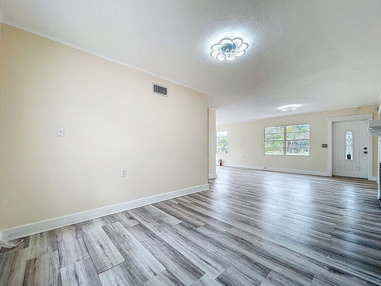 More Photos Of 301 N US Highway 41, Ruskin Office Residential For Lease