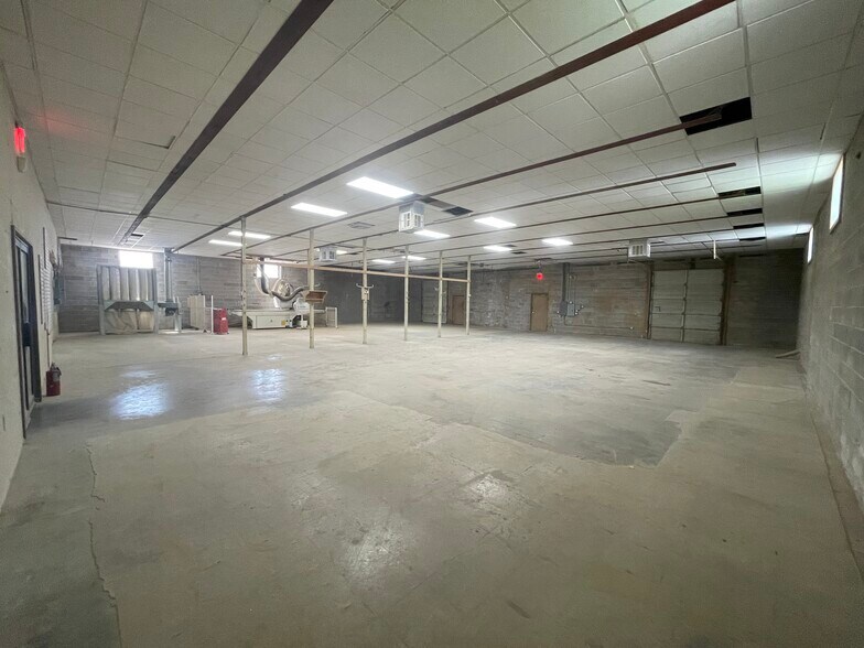 More Photos Of 2615 Brenner Dr, Dallas Distribution For Sale