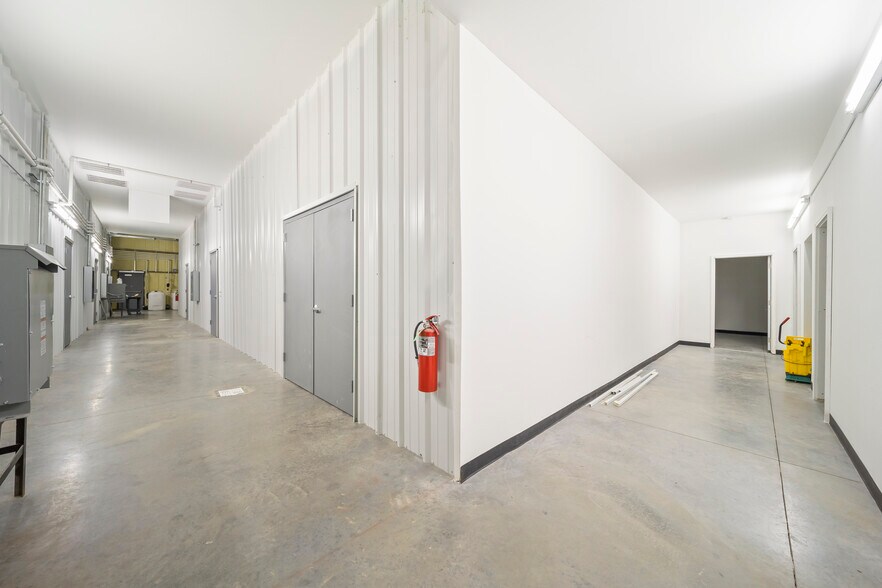 More Photos Of 1100 N Birch Ave, Broken Arrow Warehouse For Sale