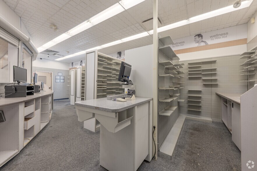 More Photos Of 735 N Water St, Uhrichsville Drugstore For Sale