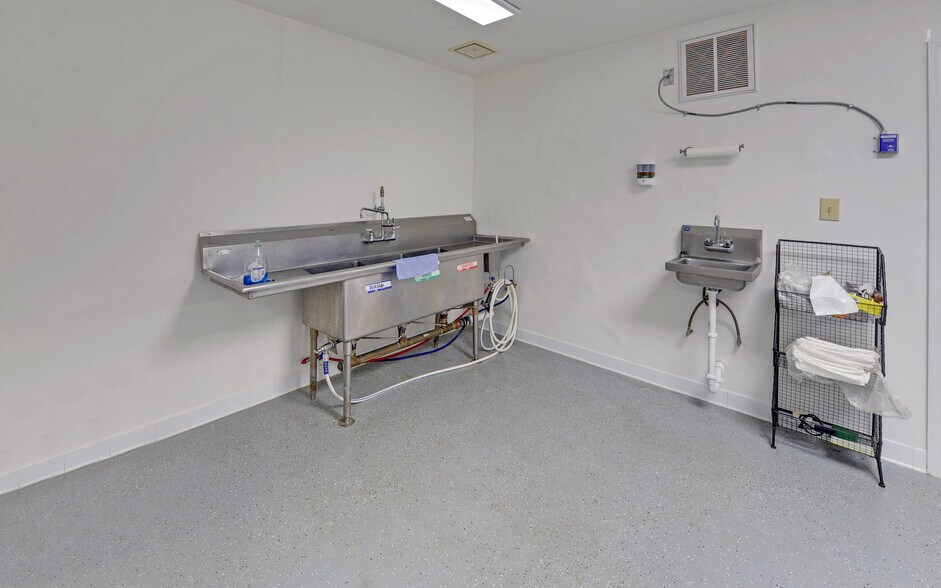 More Photos Of 250 E Currahee St, Toccoa Warehouse For Sale