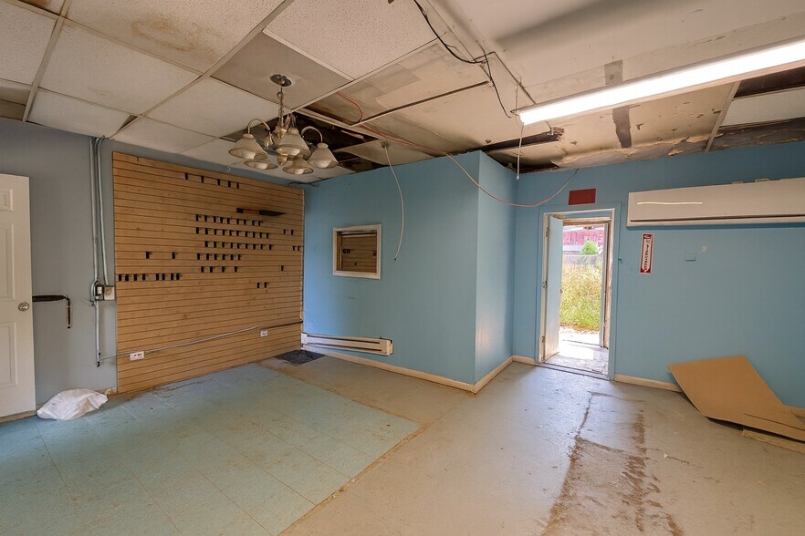 More Photos Of 17156 E Warren Ave, Detroit Storefront For Sale