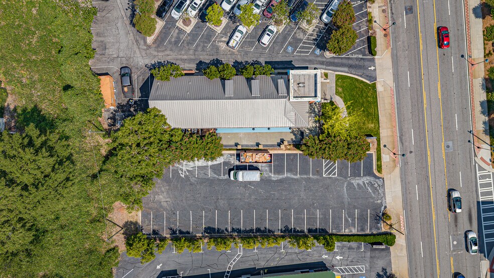 More Photos Of 6090 Roswell Rd, Sandy Springs Restaurant For Sale