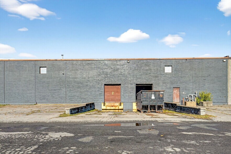 More Photos Of 3435 Boul Pitfield, Montréal Distribution For Lease