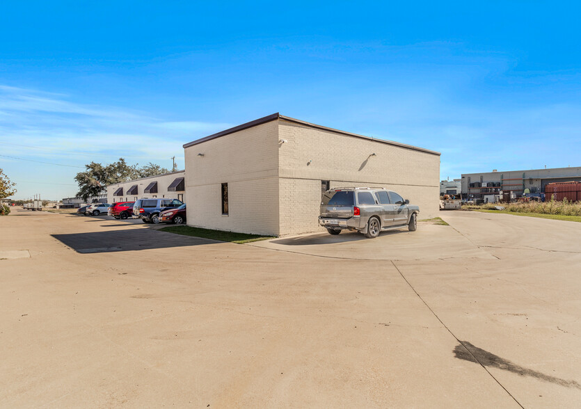 More Photos Of 8160 Moberly Ln, Dallas Light Manufacturing For Lease