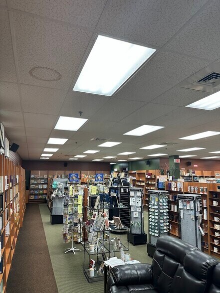 More Photos Of 522 Amherst St, Nashua Showroom For Lease