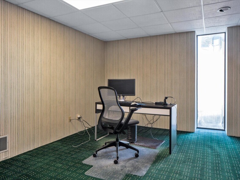 More Photos Of 812-814 S 8th St, Manitowoc Office Residential For Sale