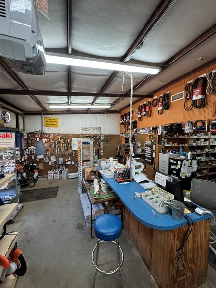 More Photos Of 820 Sligo St, Woodville Auto Repair For Sale