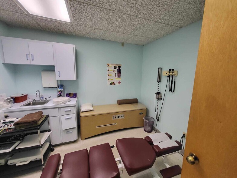 More Photos Of 700 2nd Ave N, Naples Medical For Lease