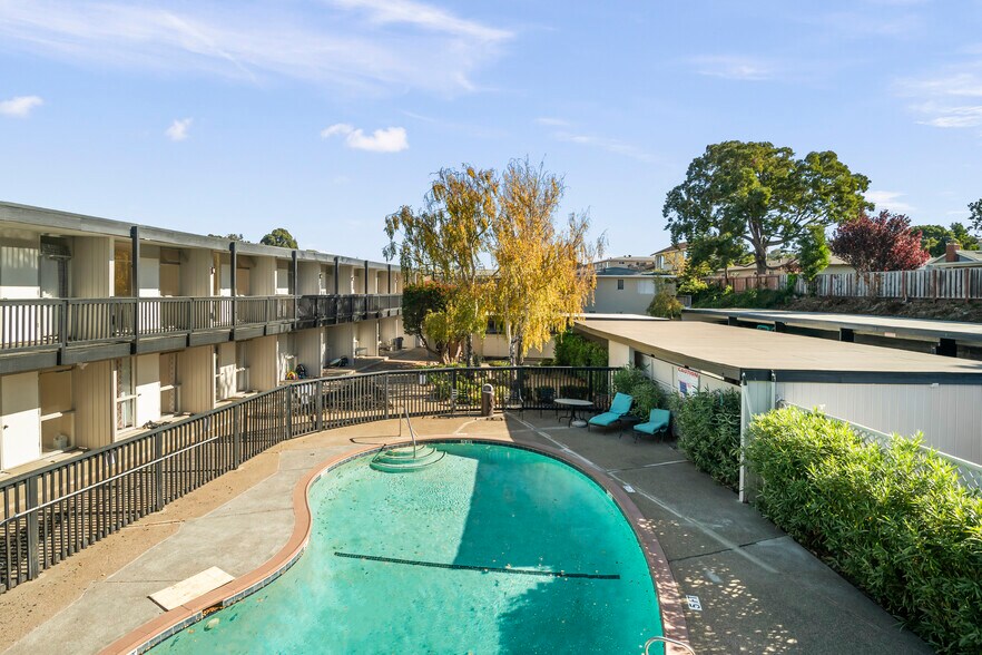 More Photos Of 1775 Marco Polo Way, Burlingame Apartments For Sale