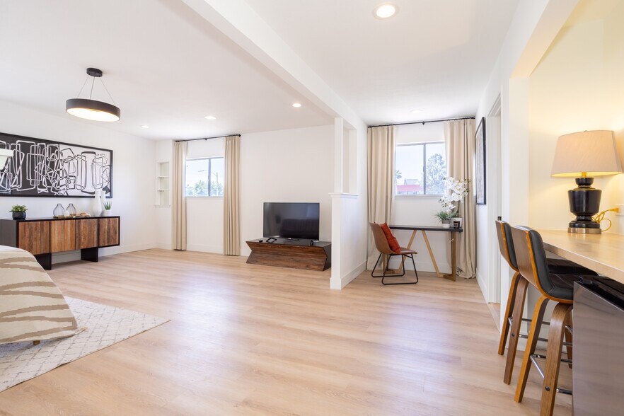 More Photos Of 13123 W Washington Blvd, Los Angeles Showroom For Lease