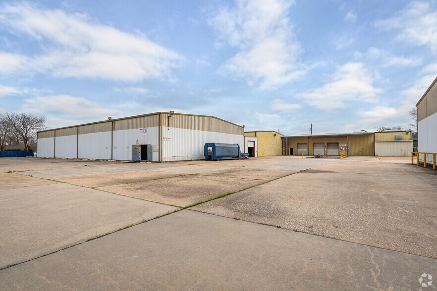 More Photos Of 1305 W Jackson Ave, Pasadena Manufacturing For Lease